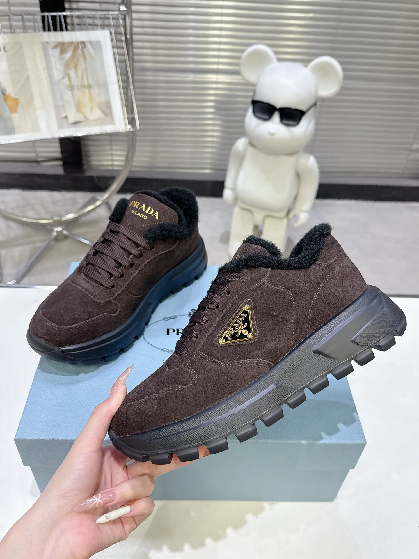 👟👟Ex-factory price 600👟👟 PRADA ²⁰²5 𝐬𝐬Prada’s new product comes with strength! ❣️Many Internet celebrities have the same style, fashionable and versatile nice items, original shoes are developed and purchased from Italian counters, and are reproduced 1:1 according to the original taste. This year’s theme is not to be defined, embodying texture through simplicity💛From thick-soled sneakers to zigzag short boots to 2025 flat shoes, everything reveals a sure-fire momentum... It combines gentleness and handsomeness, the finishing touch for women❤️ Wear-resistant and ultra-light two-color outsole. ⚛Size: Women's 35-40 ⚛Size: Men's 39-45 Original packaging accessories. ⚛